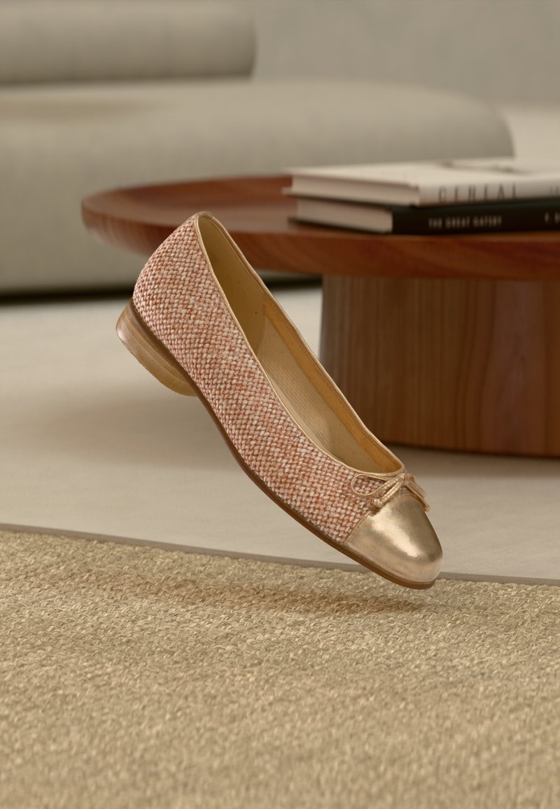 Μπαλαρίνα με πλεκτό ροζ επάνω μέρος και χρυσή μύτη, διακοσμημένη με μικρό φιόγκο. Ελαφριά κατασκευή και στρογγυλεμένη μορφή.