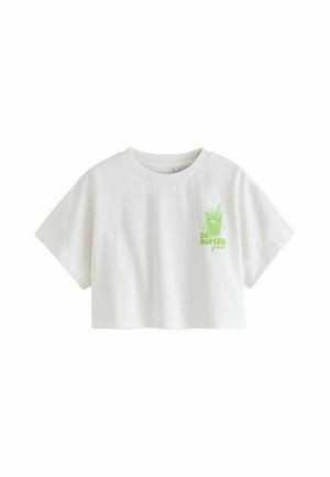 Tricou alb cropped cu mâneci scurte și guler rotund, cu un mic grafic verde reprezentând un pahar de băutură și text pe partea stângă a pieptului.