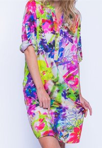 Bunt gemustertes Blumenkleid aus leichtem Stoff. Verfügt über einen geknöpften Kragen, hochgerollte Ärmel und einen lockeren Schnitt mit lebhaften Mustern in Pink, Grün und Blau.