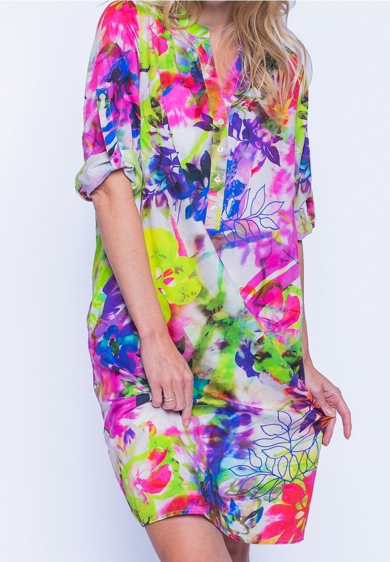 Bunt gemustertes Blumenkleid aus leichtem Stoff. Verfügt über einen geknöpften Kragen, hochgerollte Ärmel und einen lockeren Schnitt mit lebhaften Mustern in Pink, Grün und Blau.