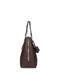 Borsa a tracolla in pelle marrone con forma affusolata. Presenta una striscia decorativa a fantasia, due manici e una piccola pochette attaccata.