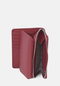 Röd l�äderplånbok med texturerad yta, flera kortfack och ett fack med dragkedja som avslöjar ett mönstrat inre.