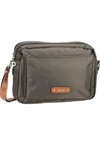 Bandolera de nylon gris con un acabado suave, que presenta un bolsillo frontal, acentos de cuero y una correa desmontable. Detalles en hardware de latón.
