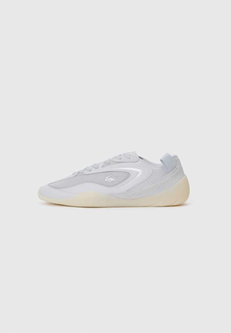Sneaker gris clair à lacets avec des accents blancs et en daim, une semelle couleur crème et un petit logo crocodile sur le côté.