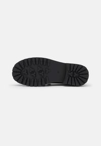 Monki Sapatos sem atacadores - black