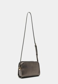 Sac à épaule en cuir noir, de forme rectangulaire, avec une texture lisse et des accents en métal doré. Bandoulière réglable pour un port polyvalent.