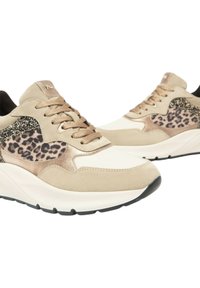 Sneakers beige con dettagli in stampa leopardata, scamosciati e metallici, punta rotonda e suole spesse bianche. I lacci sono abbinati al colore della scarpa.