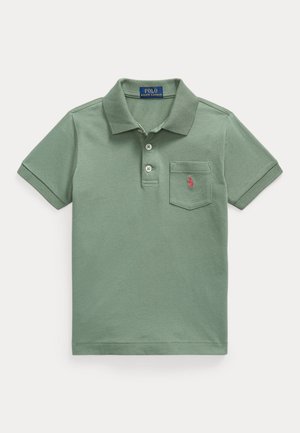 Zielona koszulka polo z krótkim rękawem, dwoma guzikami, kieszenią na piersi i czerwonym, wyszywanym logo na kieszeni.