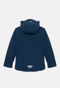 Mornarsko modra jakna s kapuco in dolgimi rokavi, z reflektivnimi črtami na zadnjem delu blizu roba in majhnim logotipom na kapuci, postavljena na belo ozadje.