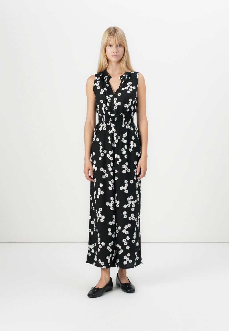 Rochie neagră fără mâneci, cu un model floral alb, având decolteu în V și talie strânsă, fluentă până la o lungime midi.