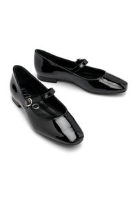 Czarne lakierowane buty skórzane z kwadratowym czubkiem, niskim obcasem i pojedynczym regulowanym paskiem na wierzchu stopy. Gładka tekstura i błyszczące wykończenie.