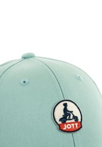 Casquette vert menthe avec une couronne arrondie, ornée d'un logo JOTT brodé représentant un cavalier sur un scooter. Tissu lisse et accents cousus.