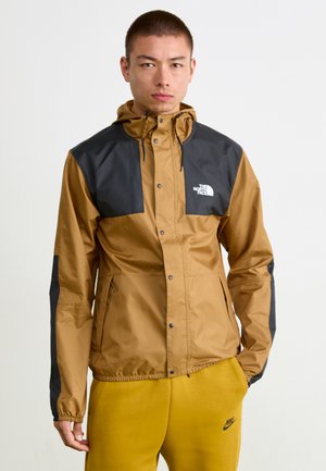 Braun und schwarze Windbreaker-Jacke mit Kapuze, ausgestattet mit einem Reißverschluss vorne, Logo auf der Brust und elastischen Bündchen. Glatte Textur.