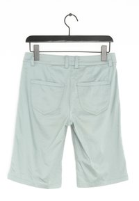 Mátově zelené bermudy vyrobené z lehké látky, s pásem a dvěma zadními kapsami se vyšitými detaily.