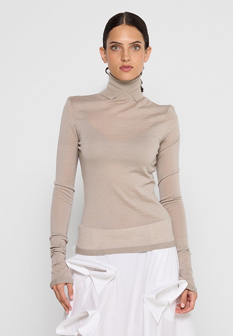 Beige Rollkragenoberteil mit langen Ärmeln, aus einem gerippten, enganliegenden Stoff gefertigt; zeichnet sich durch ein nahtloses Design und verlängerte Manschetten aus.