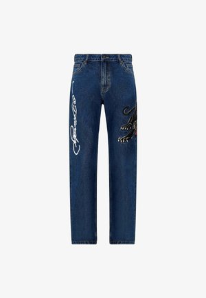 Mørkeblå denimjeans med lige ben, der har hvid broderet tekst på den ene side og et sort broderet design af en panter på den anden.