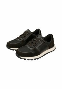 Paire de baskets basses noires avec tissu texturé et empiècements en cuir, lacets noirs et semelles en caoutchouc blanches avec semelles crantées.