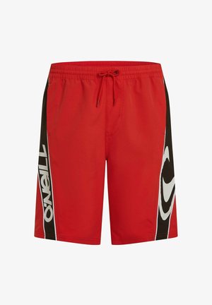 Rote Badeshorts mit elastischem Bund und verstellbarem Kordelzug. Schwarze Seitenteile mit weißem, markantem Logo. Weiche Textur.