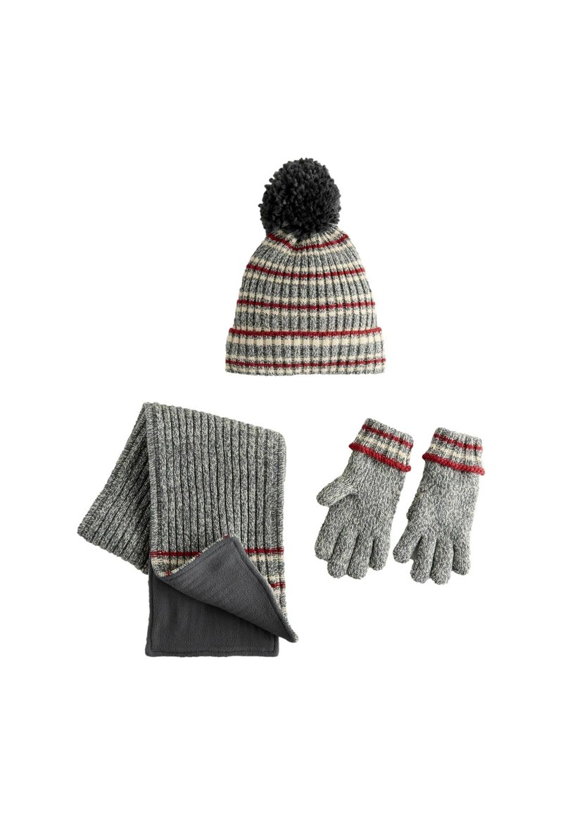 Strikket grå hat med en pom-pom, stribet mønster, matchende grå tørklæde og handsker med røde accenter og ribbet tekstur.