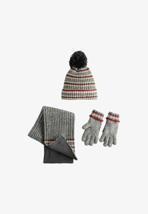 Strikket grå hat med en pom-pom, stribet mønster, matchende grå tørklæde og handsker med røde accenter og ribbet tekstur.
