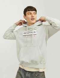Jasnoszara hoodie z przednią kieszenią, kapturem ze sznurkiem oraz centralną panelem z logo zawierającym "JACK&JONES" i "ORIGINALS."