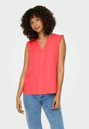 Blouse sans manches corail avec bordure en dentelle aux épaules, décolleté en V et coupe droite. Tissu léger avec une texture lisse.