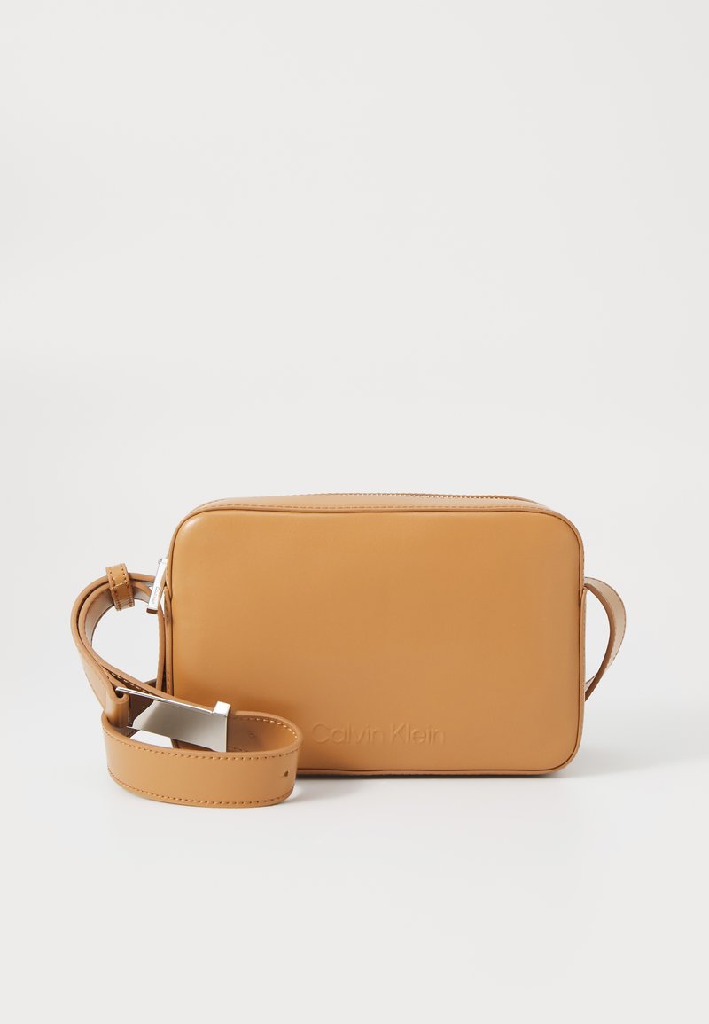 Calvin Klein LOGO CAMERA BAG - Borsa a tracolla - lion