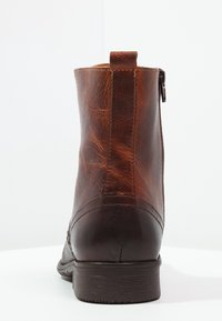 Zign Šněrovací kotníkové boty - cognac