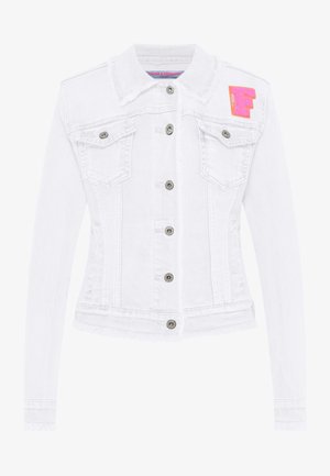 Weiße taillierte Jeansjacke mit Knopfverschluss, zwei Brusttaschen, ausgefransten Kanten und einem rosa-orangen Aufnäher auf der rechten Schulter.