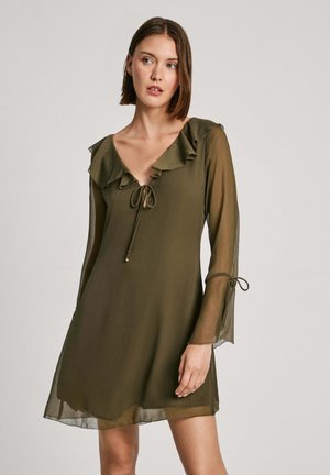 Robe courte vert olive avec un décolleté en V profond, un col froncé, des manches longues en tulle transparent et un détail à nouer à l'avant avec des accents en métal doré.