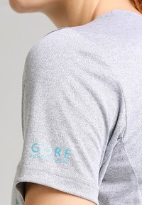 Graues T-Shirt mit kurzen Ärmeln für den Sport, aus strukturiertem Stoff, mit "GORE RUNNING WEAR" in Aqua auf dem linken Ärmel.