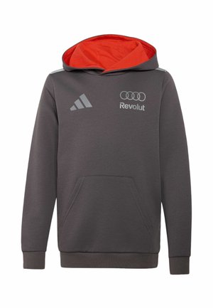Ciemnoszara bluza z kapturem, z czerwonym wnętrzem kaptura, kieszenią z przodu, logo Adidas na lewej piersi oraz logo Revolut z pierścieniami Audi na prawej piersi.
