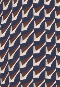 Tissu à motif géométrique comportant des formes brunes, crème et marine alternées dans un design répétitif. Texture lisse avec une distribution uniforme des couleurs.