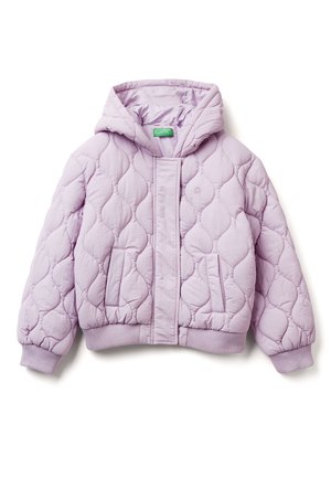 Helle lavendelfarbene Pufferjacke mit Kapuze, mit gestepptem Muster, gerippten Bündchen und zwei Fronttaschen. Glatte Stoffoberfläche.