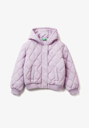 Chaqueta acolchada de lavanda clara con capucha, que presenta un patrón de acolchado, puños acanalados y dos bolsillos frontales. Textura de tela suave.
