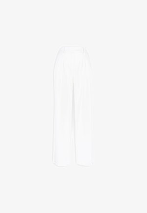 Białe, luźne spodnie wykonane z lekkiego materiału, z wysokim stanem, z przodu z plisami i prostym krojem nogawek.