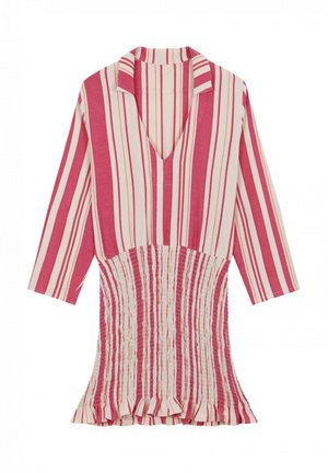 Blusa a rayas en rosa y crema, con escote en V, mangas tres cuartos y una cintura fruncida con un dobladillo con volantes.