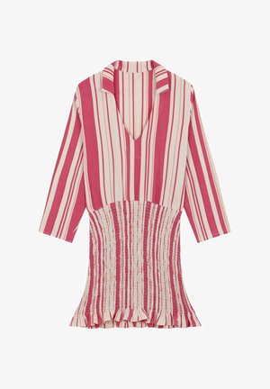 Blusa a rayas en rosa y crema, con escote en V, mangas tres cuartos y una cintura fruncida con un dobladillo con volantes.