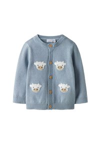 Hellblauer Cardigan, gestrickter Stoff, runder Halsausschnitt, fünf Holzknöpfe und vier Schaf-Applikationen in Weiß und Beige auf der Vorderseite.