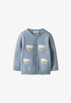 Cardigan azzurro chiaro, in tessuto lavorato a maglia, colletto rotondo, cinque bottoni in legno e quattro applicazioni di pecore in bianco e beige sul davanti.