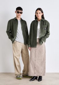 Tommy Jeans UNISEX - Cămașă - fatigue green