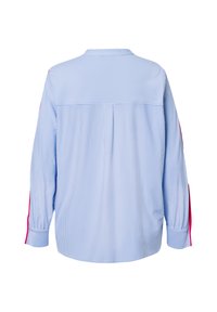 Gestreiftes blaues Hemd mit langen Ärmeln, das rosa Akzente an den Ärmelsäumen und am Kragen aufweist; hergestellt aus einem leichten Stoff.