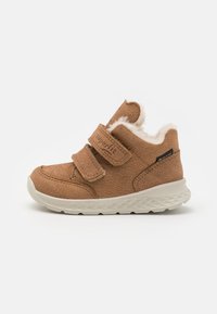 Bottines en cuir marron avec doublure en fourrure blanche, dotées de deux bandes Velcro, d'une semelle en caoutchouc texturé et d'un design à bout arrondi.