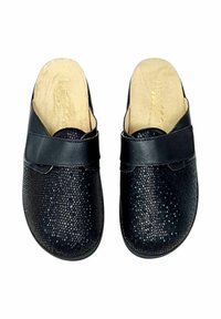 Scarpe nere slip-on con un design testurizzato; fascia in pelle liscia sulla parte superiore; soletta beige morbida e imbottita; punta rotonda.