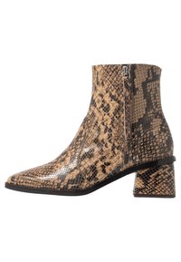 Botín para mujer de altura hasta el tobillo con tacón cuadrado, cremallera lateral y un patrón de piel de serpiente brillante en marrón y negro.