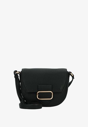 Bolso cruzado de cuero negro texturizado con cierre de solapa, hebilla rectangular dorada y correa de hombro ajustable.