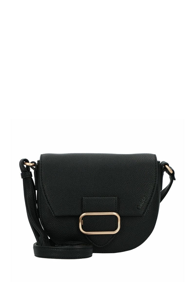 Bolso cruzado de cuero negro texturizado con cierre de solapa, hebilla rectangular dorada y correa de hombro ajustable.