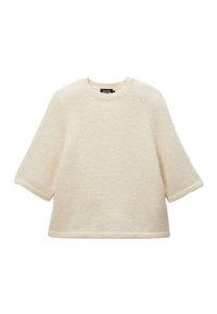 Pull en tricot couleur crème avec des manches trois-quarts et un col rond, présenté sur un fond blanc.
