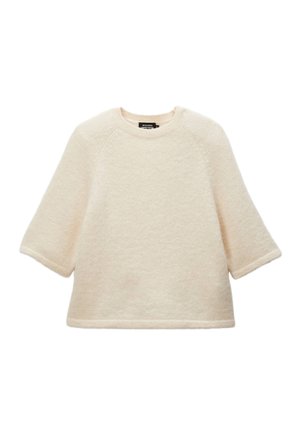 Pull en tricot couleur crème avec des manches trois-quarts et un col rond, présenté sur un fond blanc.