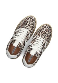 Luipaardprint sneakers met witte veters, leren accenten en een bovenwerk van textiel met structuur. Rubberen zool met een natuurlijke afwerking.